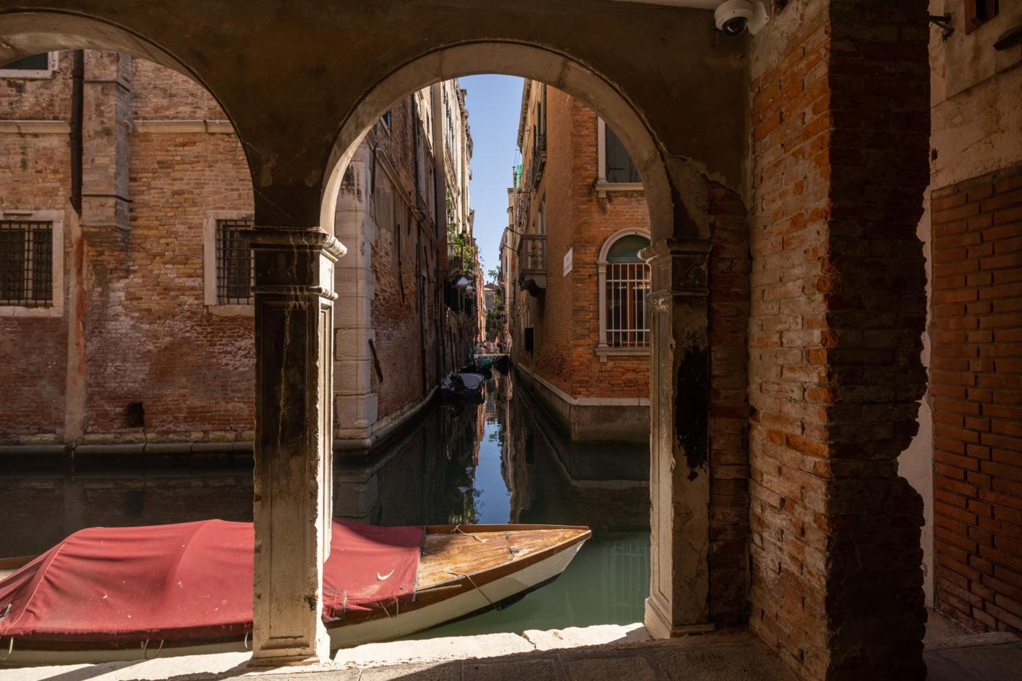 Sant'Aponal Cozy Apartment With Balcony R&R Venecia Exterior foto